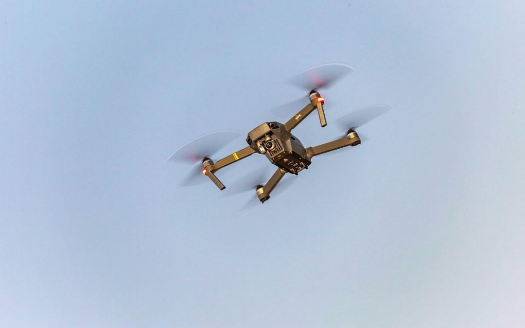 Jak bezpiecznie fotografować i filmować z drona?